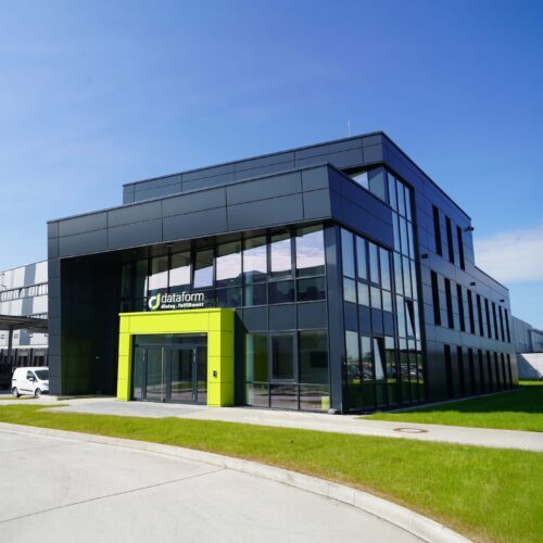 Bild 1_Außenansicht Firmengebäude_erweitert